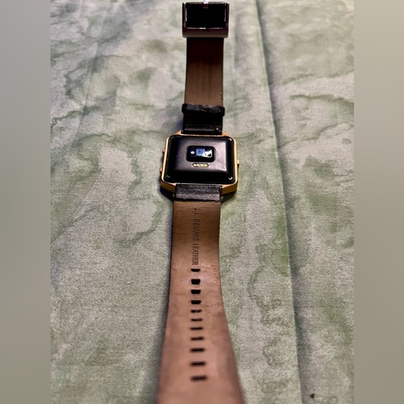 Fitbit Blaze with Gold and Black Watch Strap - Picture 4 of 5